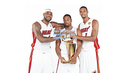 韩国女星聚餐穿曼市双雄球衣引热议，身旁惊现韩国国门金承奎