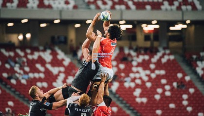 姚明出席公益赛风采依旧 单手连中两罚引全场沸腾